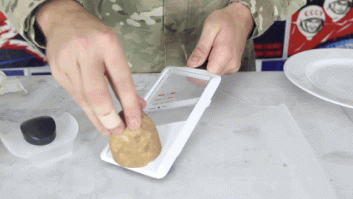 Patatas fritas al microondas: la forma más sencilla y limpia de prepararlas (VÍDEO, GIFS)