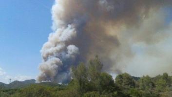 27 medios aéreos trabajan en un incendio forestal en Castellón