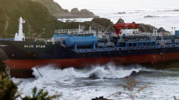 El buque quimiquero 'Blue Star' encalla en Ares (A Coruña)