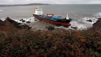 Fracasa el segundo intento para remolcar el buque 'Blue Star', encallado en Ares (A Coruña)
