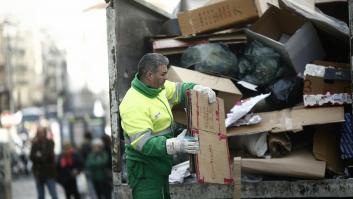 Madrid multa a una vecina con 2.001 euros por dejar una caja de cartón fuera del contenedor