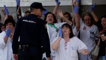 Enfermeras abuchean y lanzan guantes a la llegada de Rajoy al hospital Carlos III (VÍDEO)