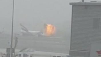 El momento en el que un motor de un avión de Emirates explota en Dubai
