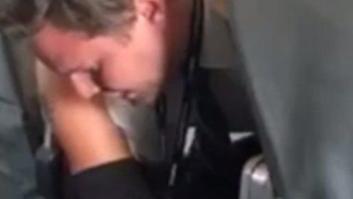 Un piloto a un pasajero borracho: "No pongas tus manos en mi azafata"