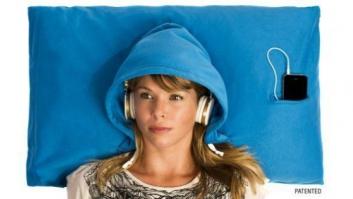 La almohada con capucha: el invento para dormir en los viajes (FOTOS)