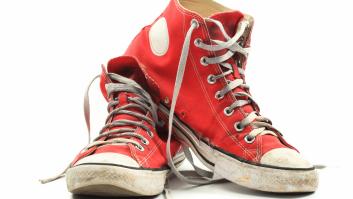 Rápido y muy eficaz: el truco para que los cordones de las zapatillas vuelvan a ser blancos