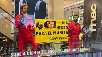 Greenpeace despliega una pancarta en Madrid contra la "fiesta del consumismo"