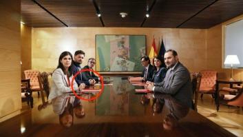 No era uno más: el bolígrafo de los miembros de ERC en su reunión con el PSOE no ha pasado desapercibido