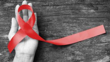 El origen del lazo rojo como símbolo de la lucha contra el sida