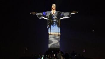 La espectacular iluminación del Corcovado en una noche histórica