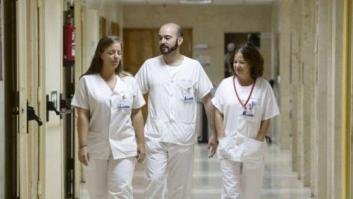 Ébola en Madrid: la auxiliar de enfermería Teresa Romero camina 