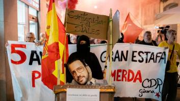 Unos manifestantes queman una imagen de Aragonès en un acto del 1-O en Girona