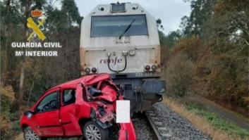 Un tren arrastra un coche con el conductor borracho en su interior en A Coruña