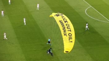 Un activista de Greenpeace irrumpe en parapente en el Francia-Alemania de la Eurocopa