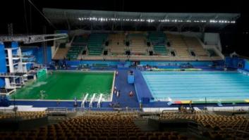 El agua de las piscinas de salto de los Juegos se vuelve verde