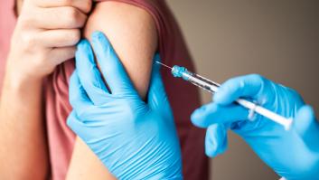 Sanidad quiere vacunar a los adolescentes dos semanas antes del próximo curso escolar