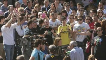 Unos 800 aficionados protestan por el trato dado al lanzador del plátano
