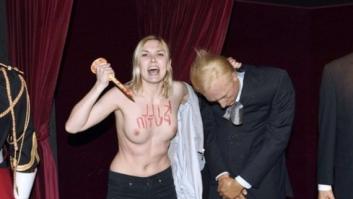 Dos activistas de Femen se encaran con Hollande (VÍDEO)