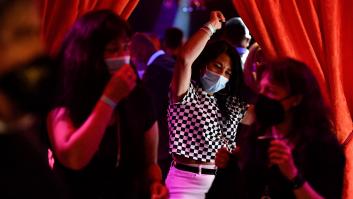 Bailando con mascarilla: así serán las noches de discoteca este verano