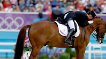 Adelinde Cornelissen se retira de una prueba para salvar la vida de su caballo