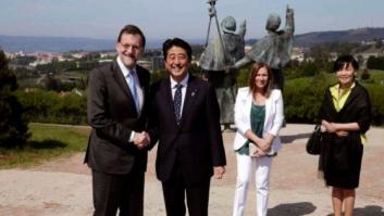 Rajoy hace de guía turístico en Santiago para el primer ministro japonés