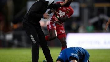 La "surrealista" agresión al portero rival obliga a suspender un partido de la liga sueca