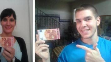 'Selfies' con un billete de 10 euros: no, la gente no se ha vuelto loca (FOTOS)