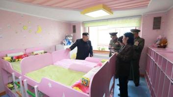 Kim Jong Un fumando en un orfanato: la imagen más surrealista que verás en una temporada (FOTO)
