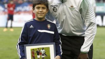 N'Diaye, futbolista del Betis, se reencuentra con el niño al que socorrió en el estadio de Osasuna