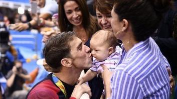 13 emotivas fotos de atletas olímpicos celebrando la victoria con sus hijos