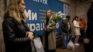 Ciudadanos de Kiev refugiados en el metro rompen a cantar durante los bombardeos rusos