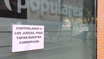 El PP denuncia la aparición de carteles en su sede en Huesca que vinculan el bloqueo judicial con la corrupción