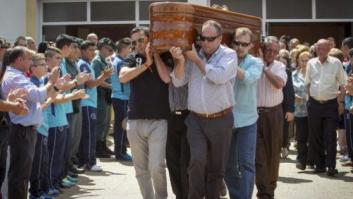 Miles de personas se despiden de los menores fallecidos en el accidente de Badajoz