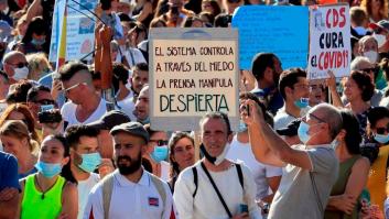 Ayuso y Almeida califican de "irresponsable" la concentración antimascarilla en Madrid
