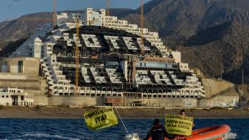 Greenpeace pinta de negro el hotel El Algarrobico