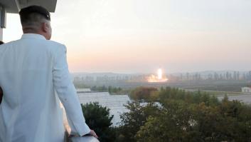 Kim Jong-un reta a la ONU al supervisar un nuevo test con misiles en Corea del Norte