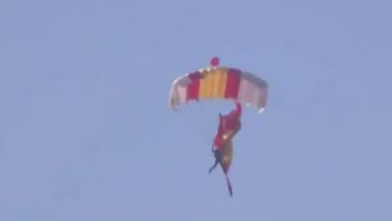 Nuevo susto en el desfile del 12-O: un paracaidista intenta desplegar una bandera de España en el aire y pasa esto