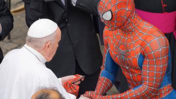 El papa Francisco bendice a Spiderman
