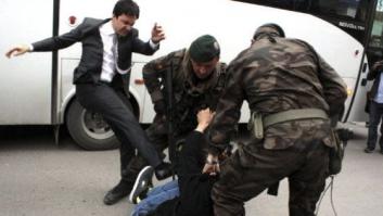 Un asesor de Erdogan patea a un manifestante que protestaba por la tragedia en la mina (FOTOS, VÍDEO)