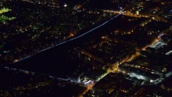 Impresionantes fotos nocturnas de Berlín: las luces blancas recrean el muro