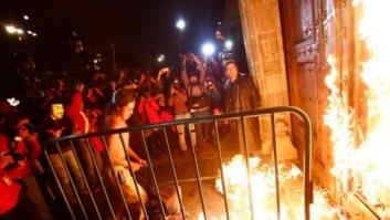 Marcha por los estudiantes de Iguala: Unos encapuchados queman la puerta de la sede del Gobierno
