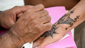 La OCU alerta sobre los peligros de los tatuajes de henna negra, los habituales del verano