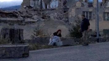 La "piedad de Amatrice", la foto que se ha convertido en símbolo del terremoto en Italia