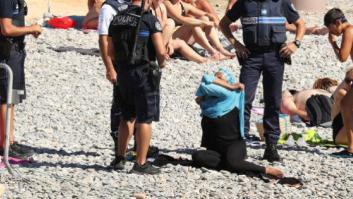 Una mujer es obligada a quitarse el 'burkini' en una playa de Niza