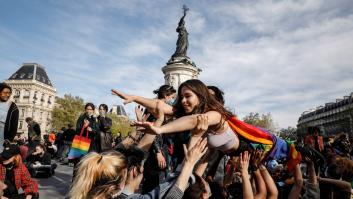 Francia autoriza la reproducción asistida para parejas de lesbianas y mujeres solas