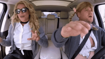 Britney Spears recrea el mítico videoclip noventero de 'Baby One More Time' en 'Carpool Karaoke'