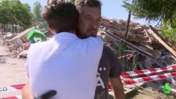 Un reportero de La Sexta abraza a uno de los familiares de Ana Huete tras entrevistarle