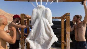 Este vestido estuvo dos meses sumergido en el Mar Muerto y el resultado es increíble