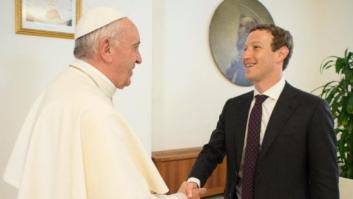 Zuckerberg regala un drone en miniatura al papa Francisco