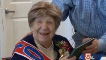 Clare Picciuto celebra su fiesta de graduación al cumplir los 100 años